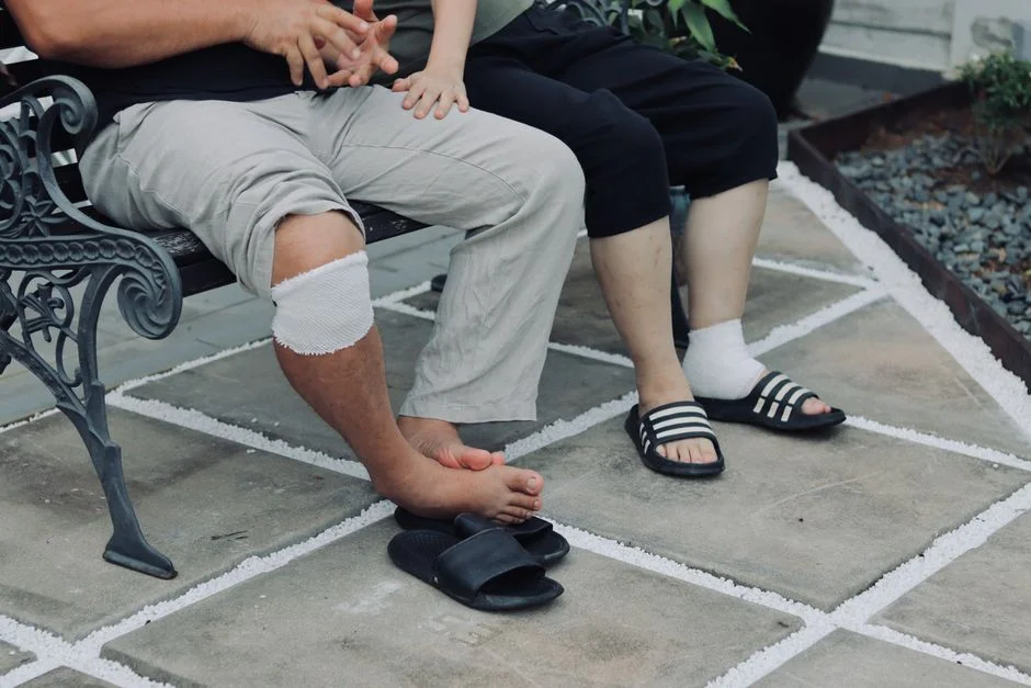 Best Knee Crutches and Scooters Reviewed for Injury Recovery